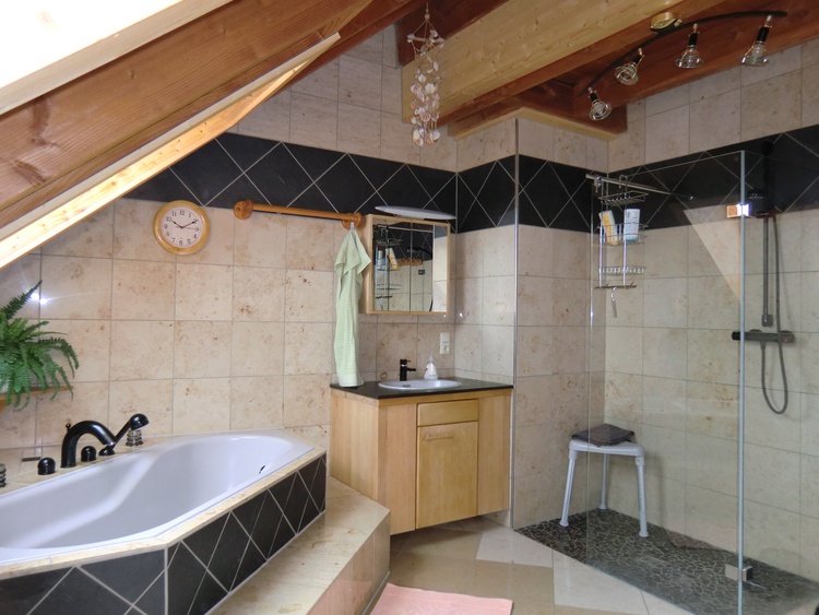 Grosses Marmorbad im OG