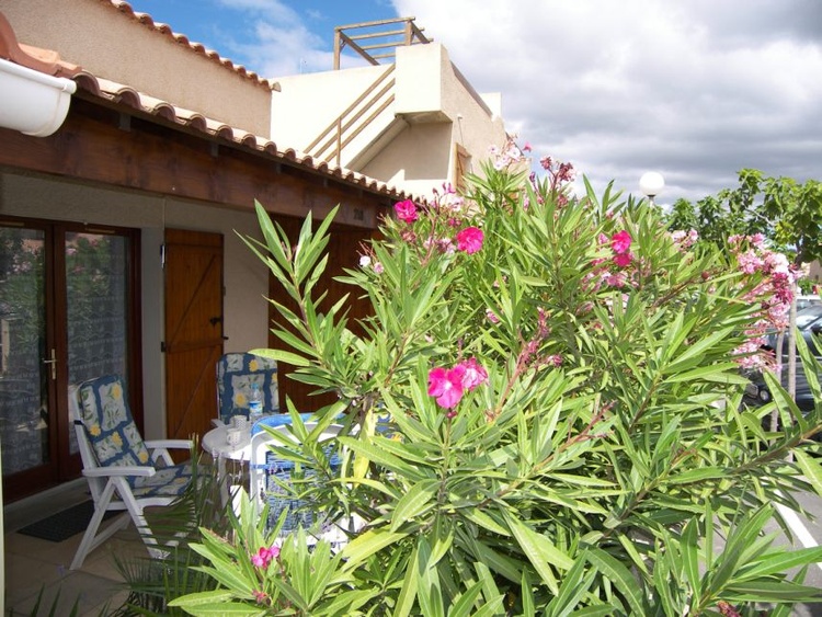 Ferienhaus mit vorderer Terrasse und blühendem Oleander