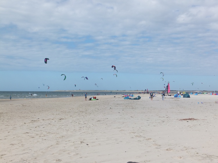 breiter Strand am Brouwersdam für viele Strandaktivitätenn