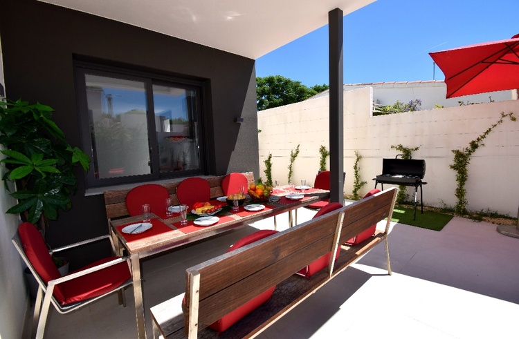 Herrliche Terrasse, im Essbereich überdacht, Sonnenliegen, Sonnenschirm u. Holzkohlegrill