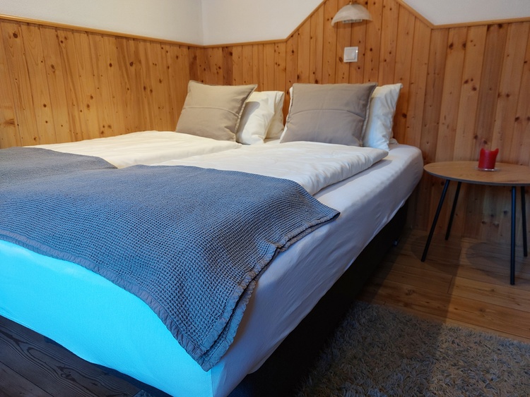 Doppelklappsofa mit Matratzentopper, Wohnschlafraum