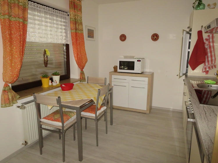 Küche, mit Esstisch
