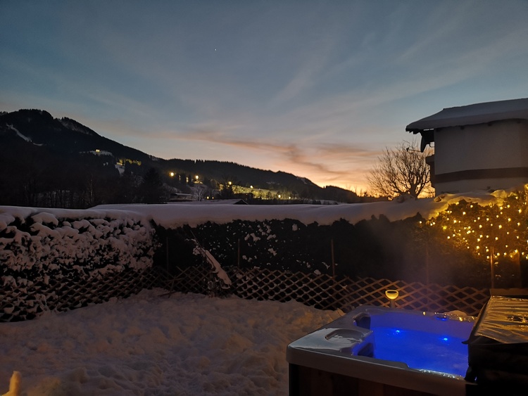 Unser Whirlpool mit Blick auf die Skipiste