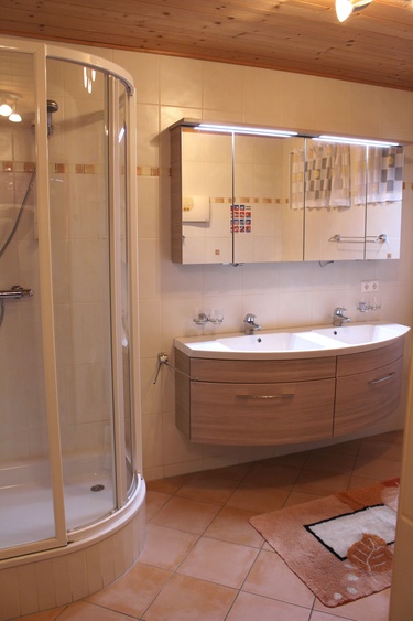 Badezimmer mit Dusche