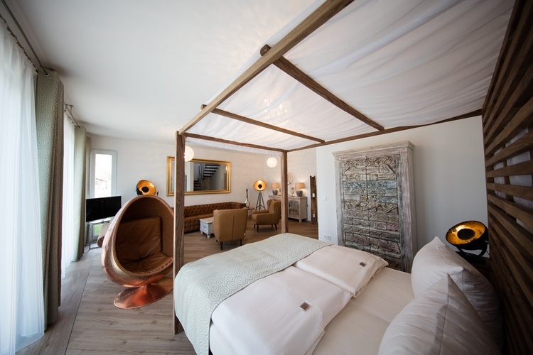 Wohnbereich mit Himmelbett