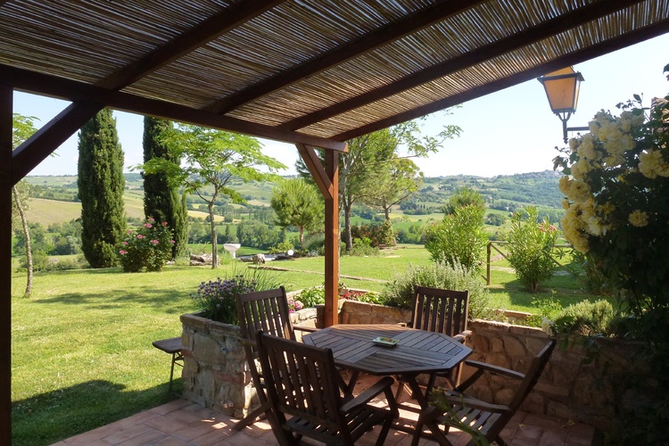 Überdachter Sitzplatz vor der Tür