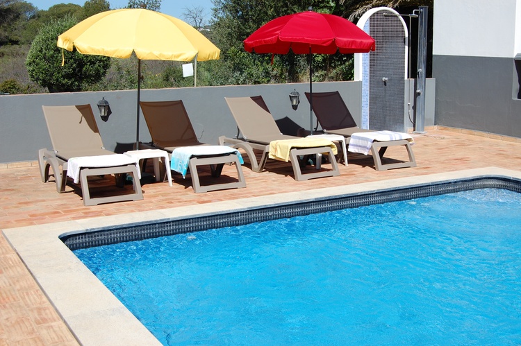 Liegen am Pool