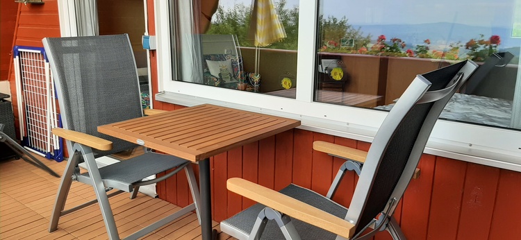 möblierter Balkon im 1. OG