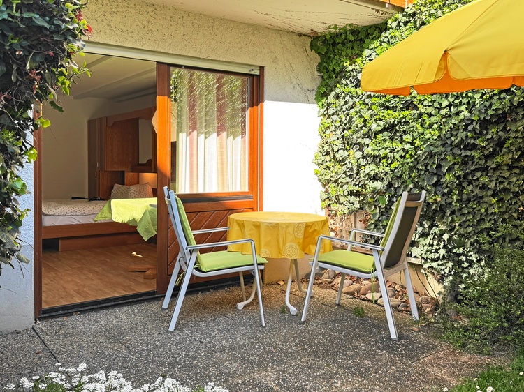 Sitzplatz und Sonnenliegen