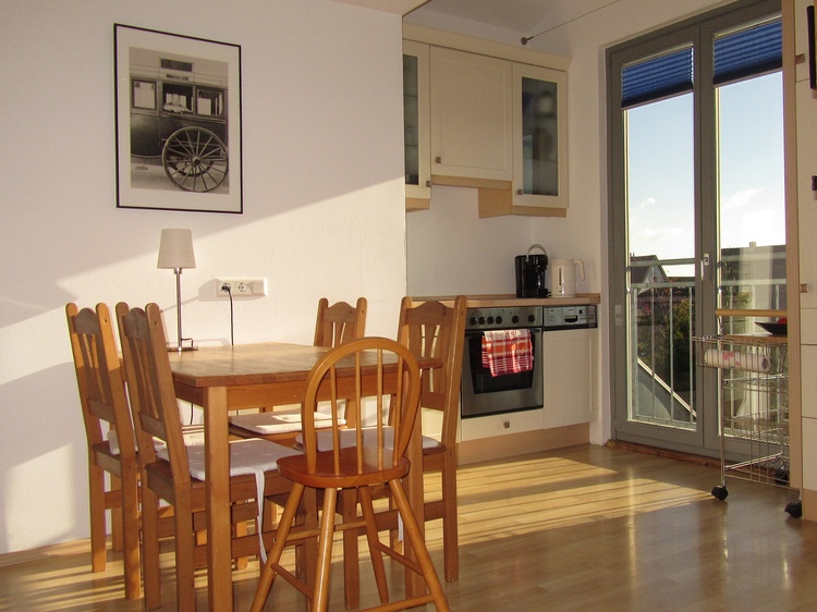 Küchenzeile, vom Sofa aus gesehen