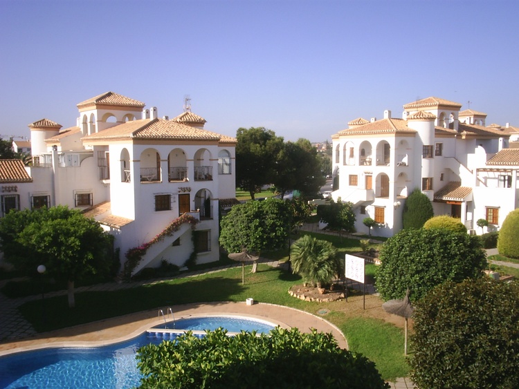 Blick von Dachterrasse zum Pool