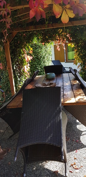 Laube um gemütlich im Sommer im Schatten den Tag genießen