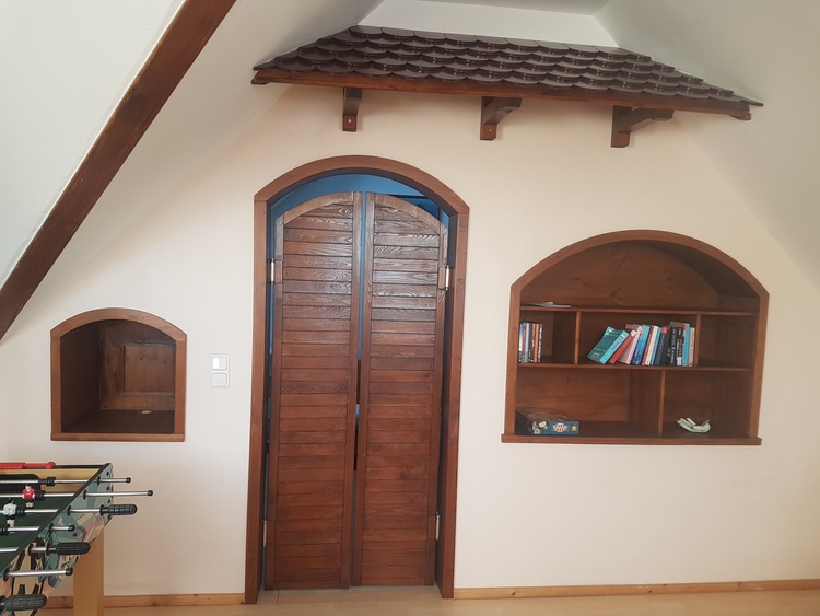 originelle Schwingtüren zum Schlafzimmer