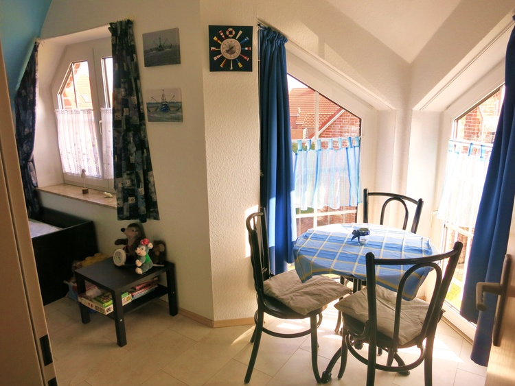 Kleines Schl-Zi im OG m. Esstischgruppe im Erker, Schrank, Ganzkörerspiegel, Fenster