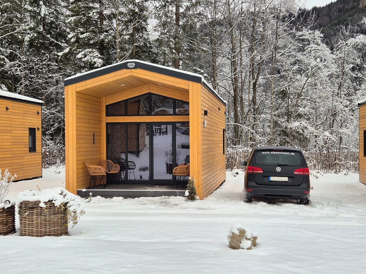 Außenansicht mit Stellplatz (Winter)