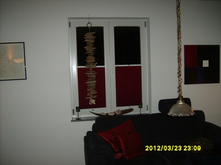 Wohnzimmercouch mit blick auf den Kaminofenn