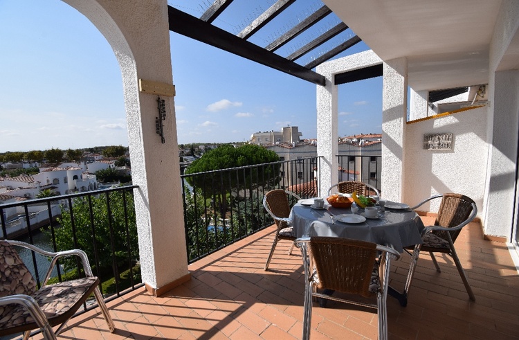 Balkon mit Blick zum Pool, Kanal und auf Empuriabrava