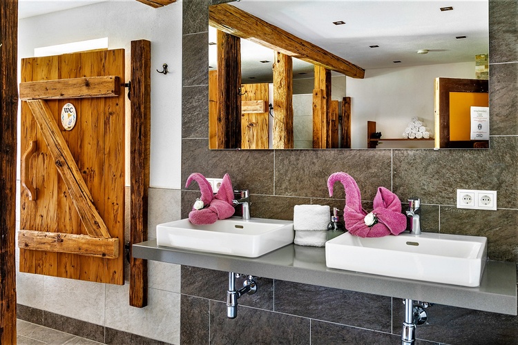 Duschraum mit 2 DU und 2 WC