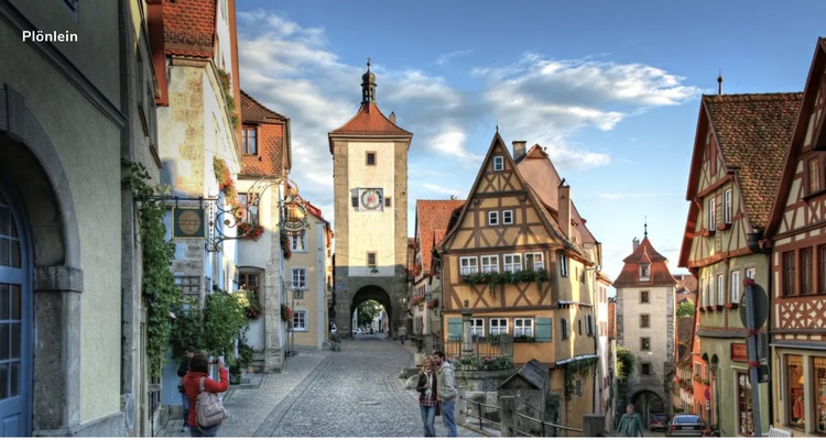Das Plönlein in Rothenburg ob der Tauber Das Plönlein, romantisch als das „Kleine Eck am Brunnen“ üb