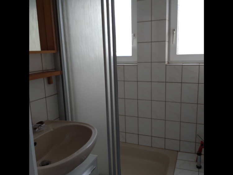 Dusche u. Waschbecken separat