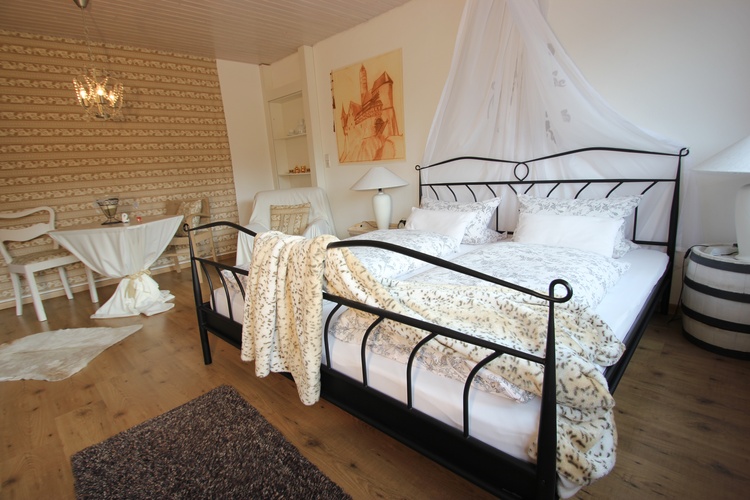 Großzügiges Doppelbett