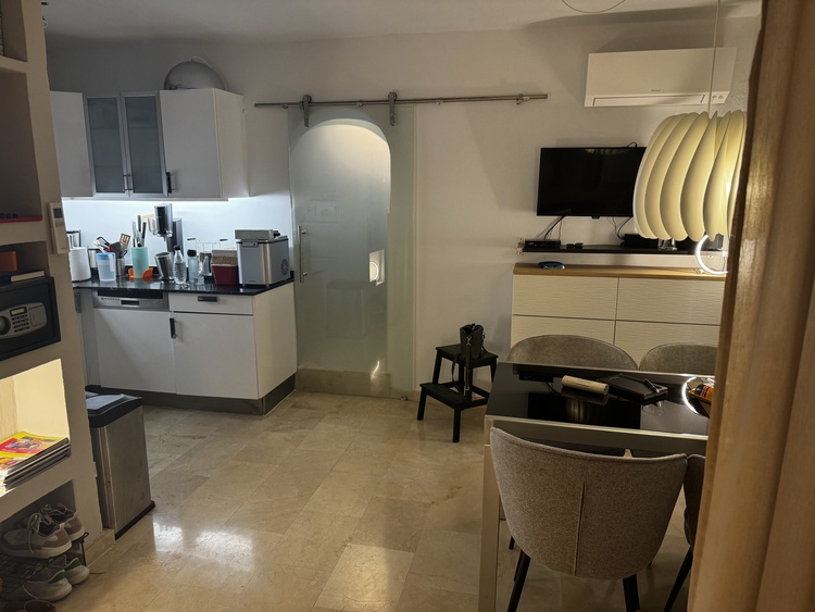 Küche und Essecke mit Zugang zum Ensuite-Bad