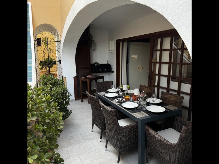 Unsere Terrasse und der Eingang zur Wohnung