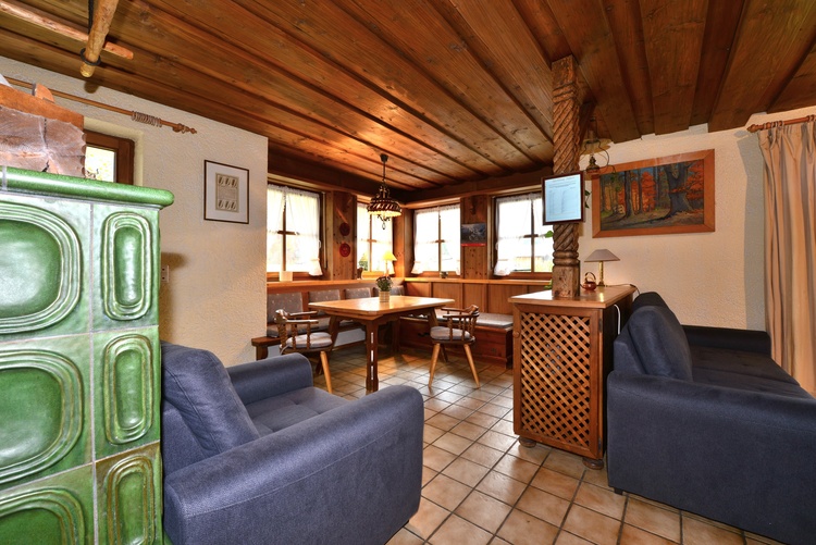 Essecke im Wohnzimmer mit Kachelofen