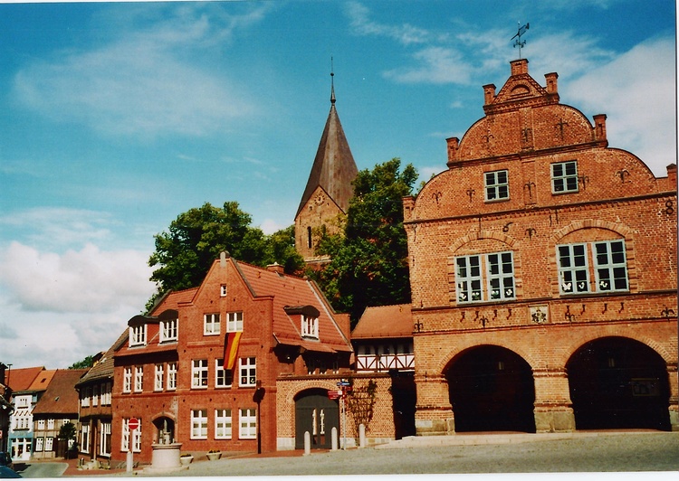 Marktplatz mit Rathaus in Gadebusch