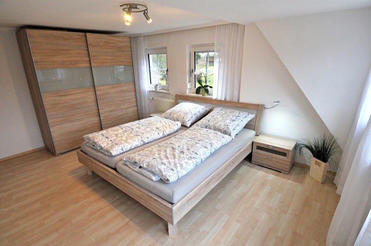 Schlafzimmer 1