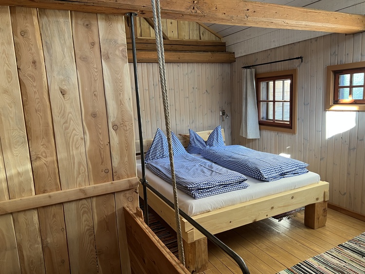 Doppelbett aus Massivholz geölt