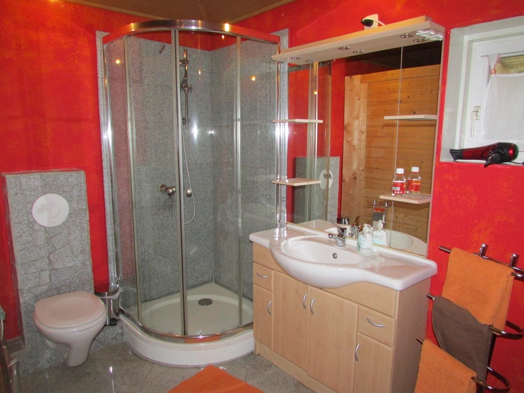 2. Bad mit Dusche und WC
