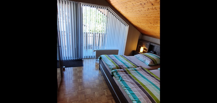 Schlafzimmer mit Balkon
