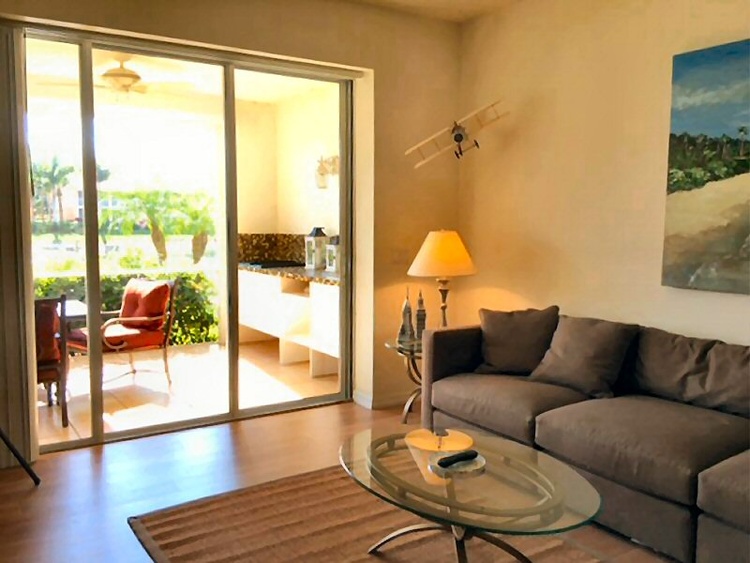 Wohnzimmer mit Seeblick