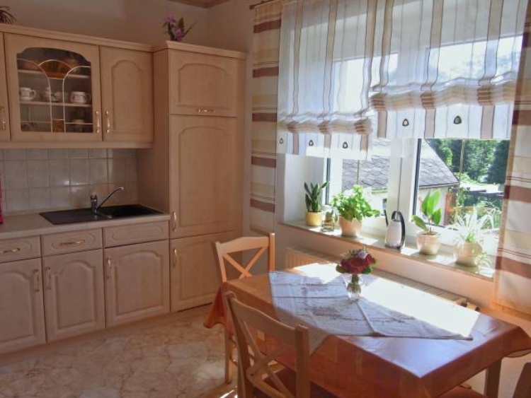 Küche mit Essplätzen