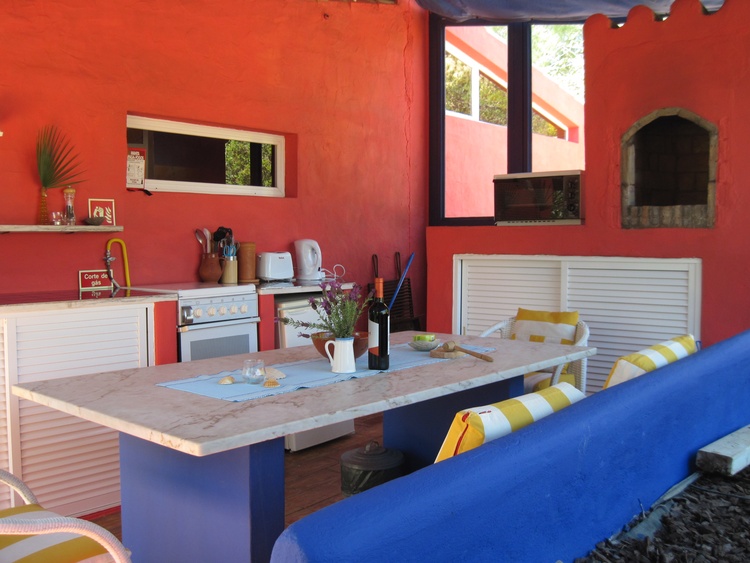 Die schoene komplett eingerichtete Kueche mit grossem Marmortisch,Sitzbank u. angrenzendem Grillplat