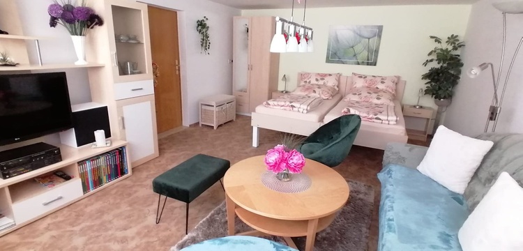 Wohn. und Schlafzimmer