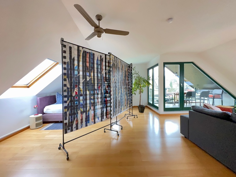 Wohnzimmer mit separiertem Schlafbereich und Loggia