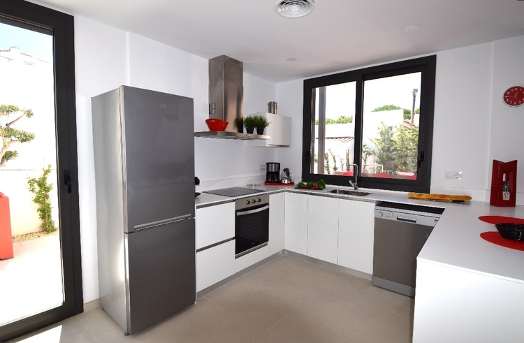 offene Einbauküche (Kühl-Gefrierkombination, Spülmaschine, Backofen, Cerankochfeld, Abzugshaube, Nes