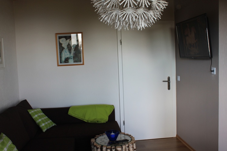 Couch im Kinderzimmer, dass auch zur Schlafcouch umgebaut werden kann.  Sat-TV