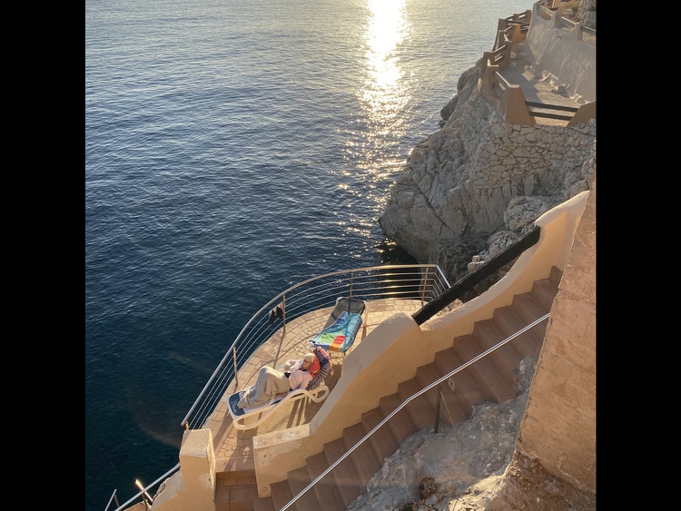 der Schiffsbug für 2 Sonnenliegen unten am Wasser