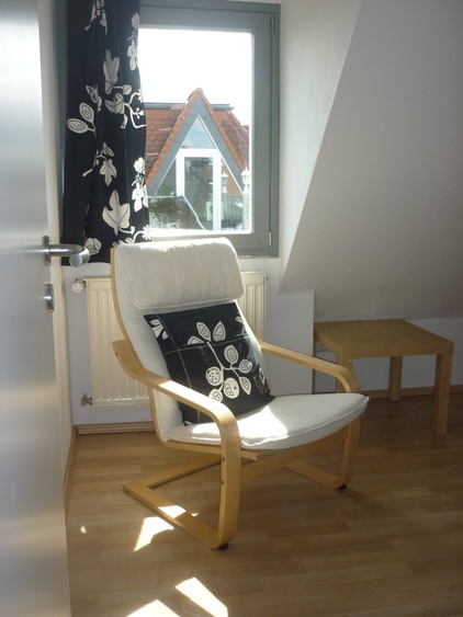 Sessel im Einzelzimmer in der Nachmittagssonne