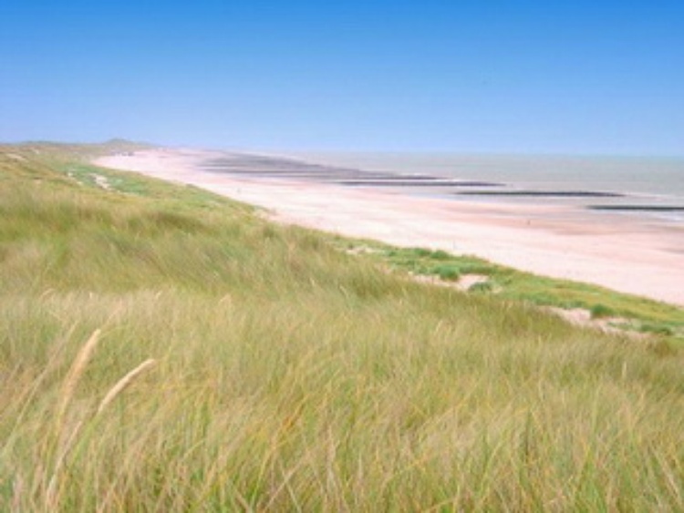 Weitläufiger Strand im Besitz der blauen Flagge