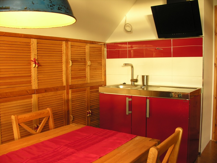 Esstisch und Pantryküche