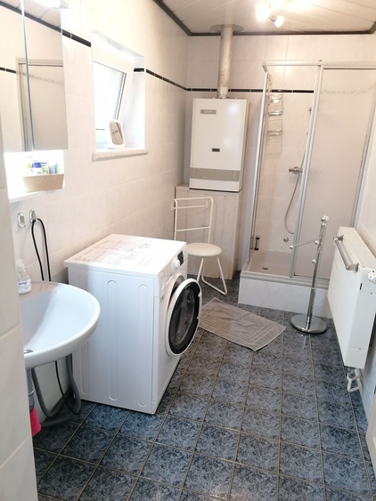 Bad mit Dusche und Waschtrockner