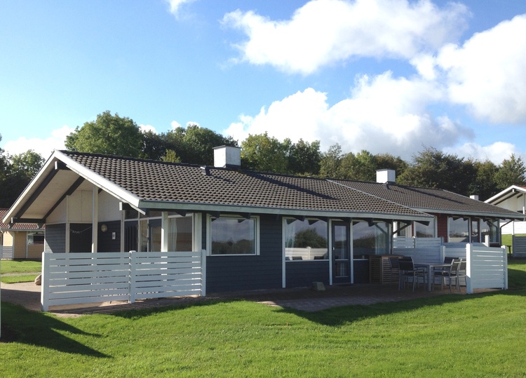 Das Ferienhaus 213 liegt an einer ruhigen und kinderfreundlichen Strasse in idyllischen Umgebungen