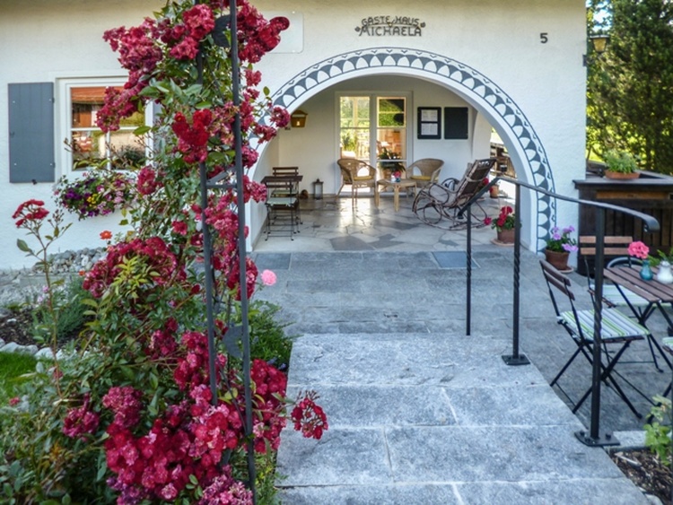 Überdachter Sitzplatz - falls das Wetter mal nicht so gut ist .