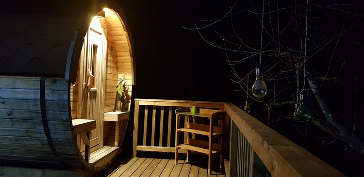 Sauna bei Nacht mit Funklicht