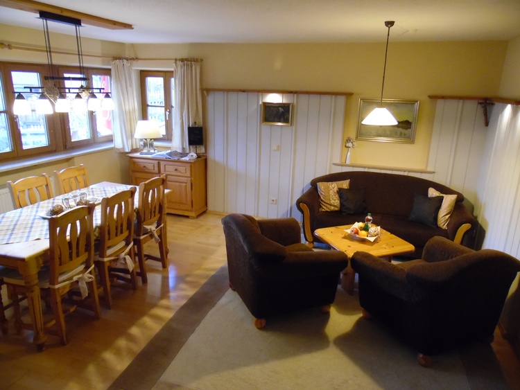Wohnzimmer mit Esstisch