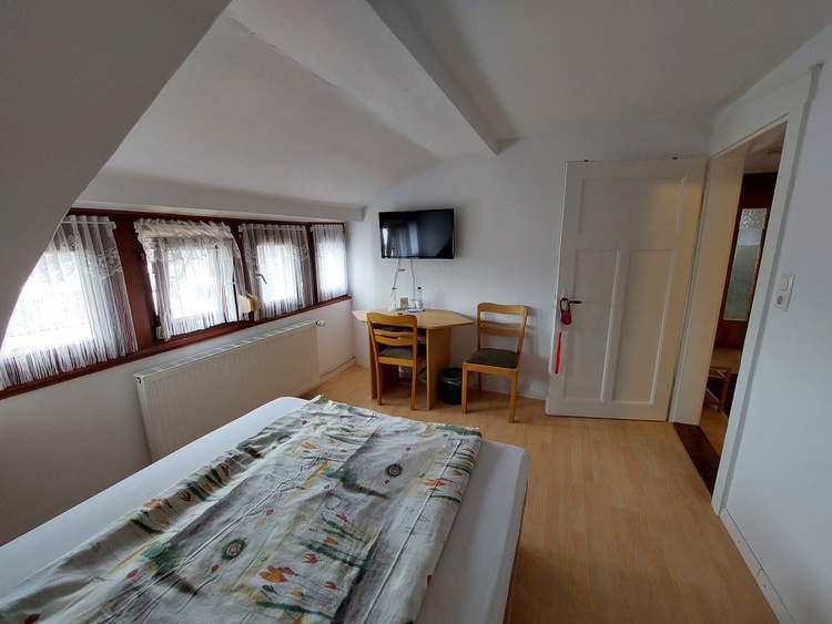 Schlafzimmer mit Doppelbett